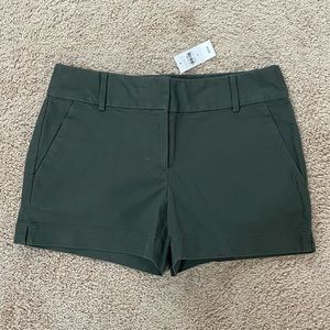 NWT LOFT Riviera Shorts With 4 Inch Inseam, Size 4 in Olive Green.